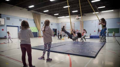 des étudiants dans un gymnase