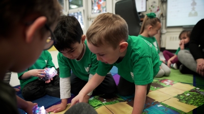 two students show an image on the paper