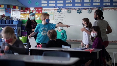 des élèves dans une salle de classe