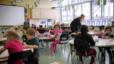 des élèves dans une salle de classe avec une enseignante