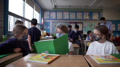 des élèves dans une classe et lire leur livre