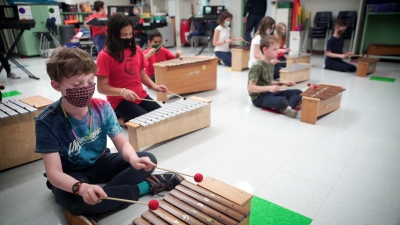 Students are playing music