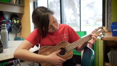 Étudiant jouant de la guitare