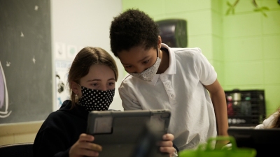 deux étudiants regardent l'écran d'une tablette