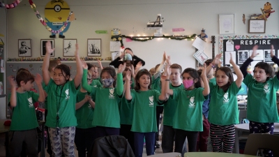students are clapping