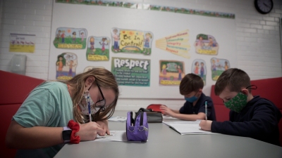 students are drawing